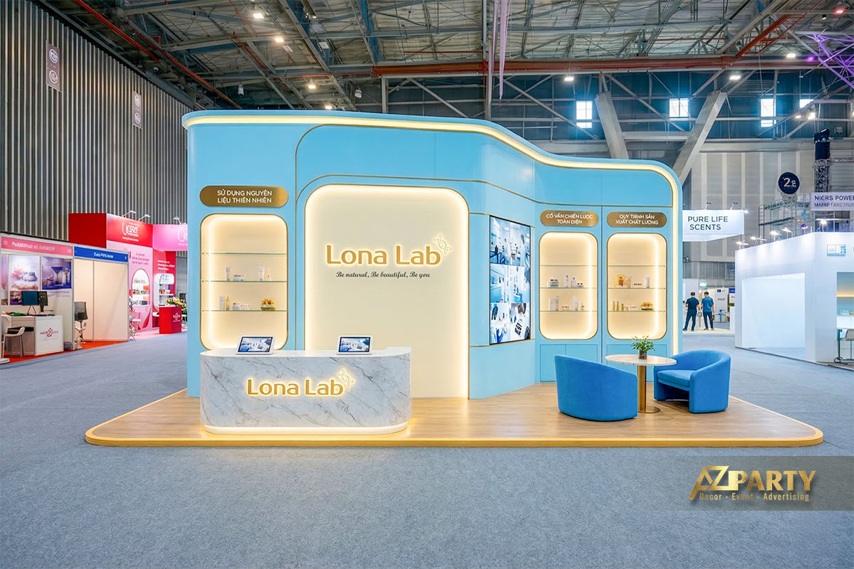 Gian hàng triển lãm mỹ phẩm tone xanh pastel với thiết kế bo cong hiện đại, kệ trưng bày sản phẩm và quầy lễ tân 