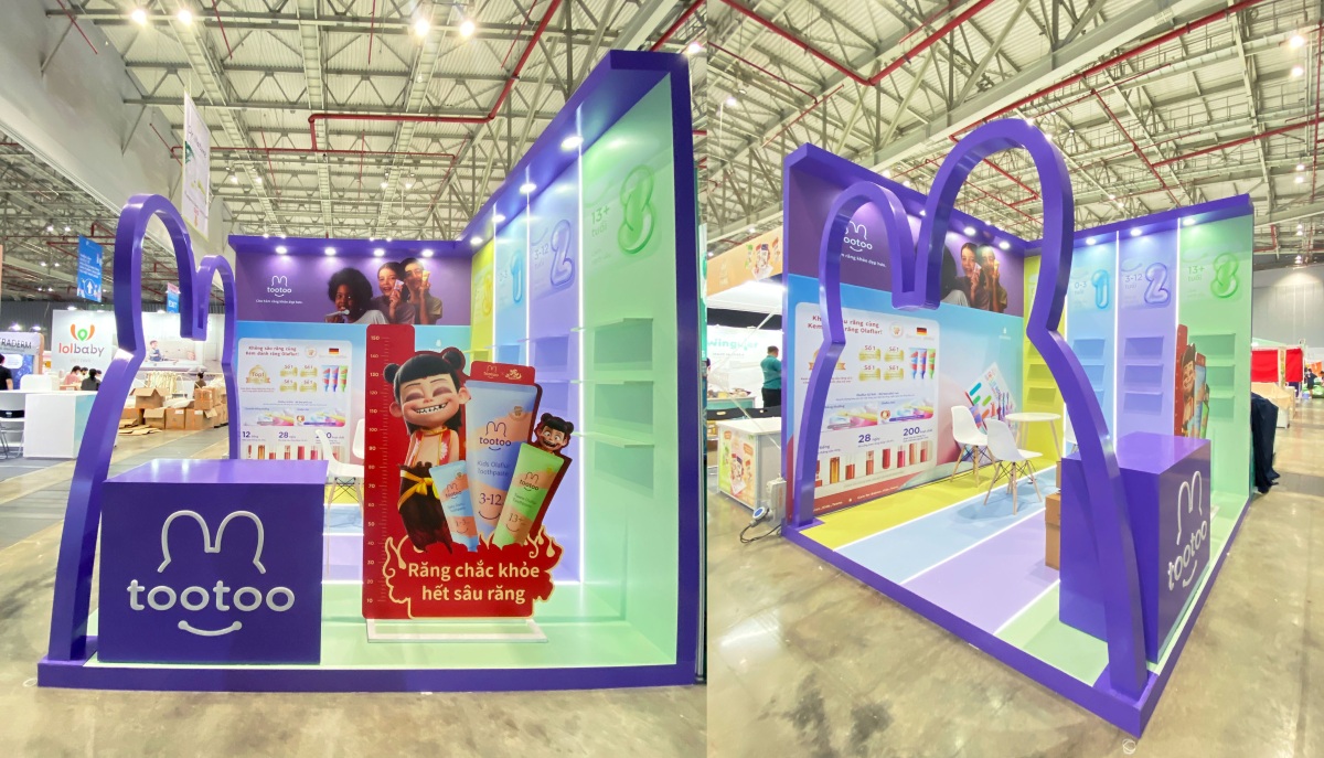 Giang hàng tone màu tím, cổng vào hình tai thỏ, có các standee die-cut trưng bày ở trong