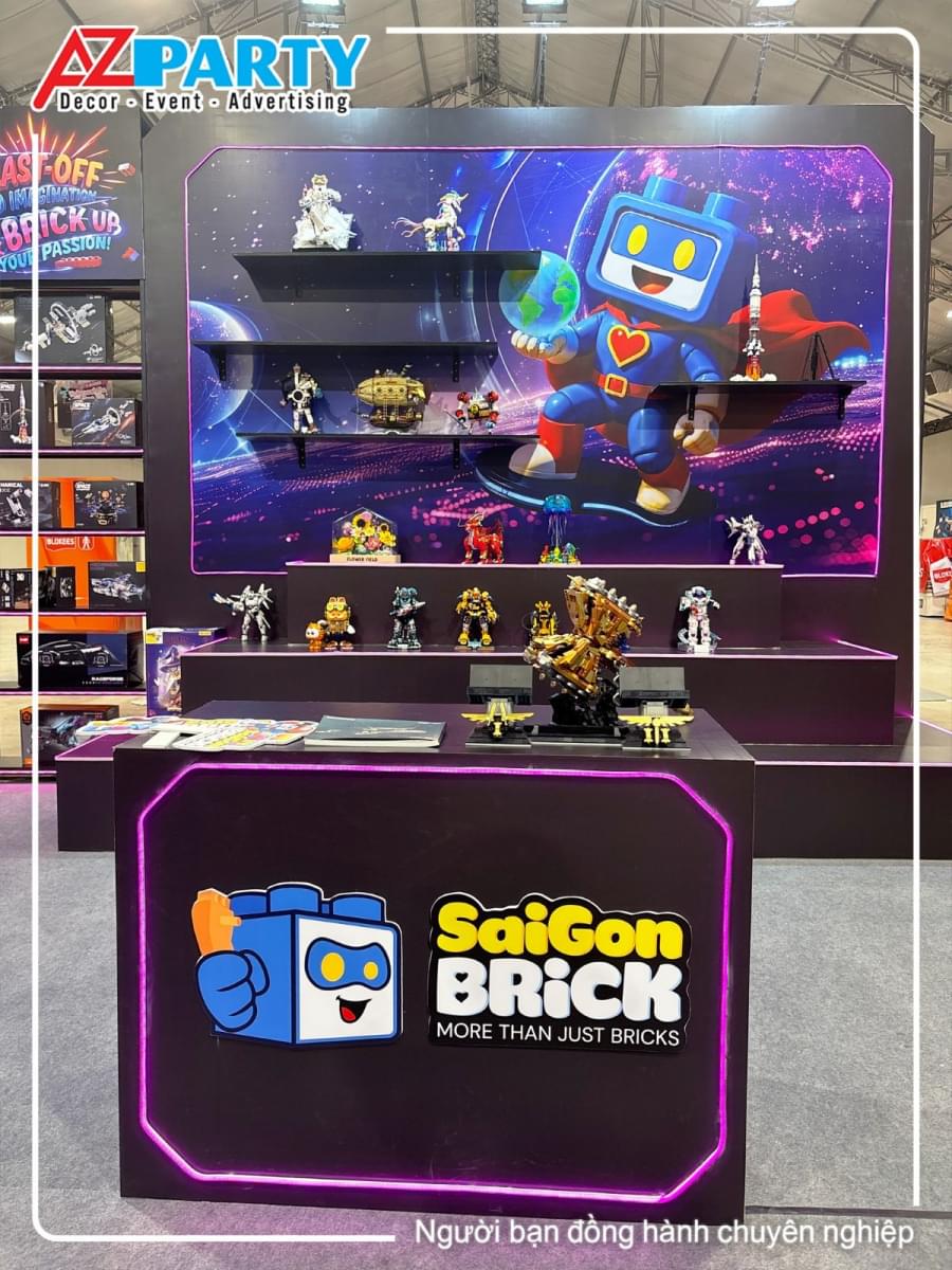 các sản phẩm lego được trưng bài trên bàn