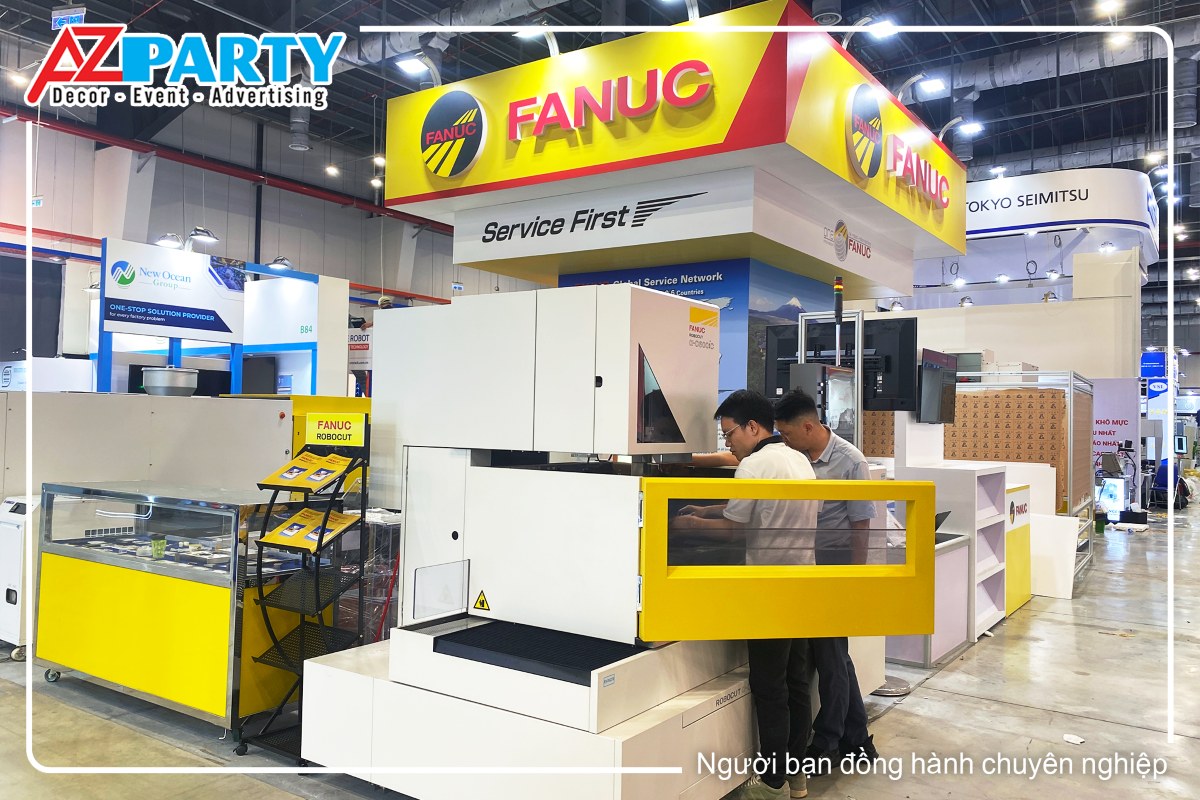 Gian hàng tông màu vàng, có trụ thương hiệu nổi bật ở giữa
