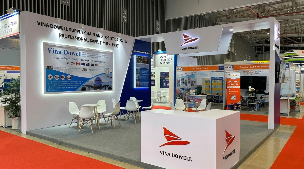 Mặt xéo của gian hàng, thấy rõ 2 vách chính với thiết kế nối đi mở từ 3 phía