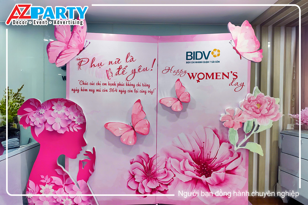 cận cảnh backdrop hình quyển sách, trang trí theo tone màu tím, sử dung các hoạt tiết như: hoa, bươm bướm, người phụ nữ