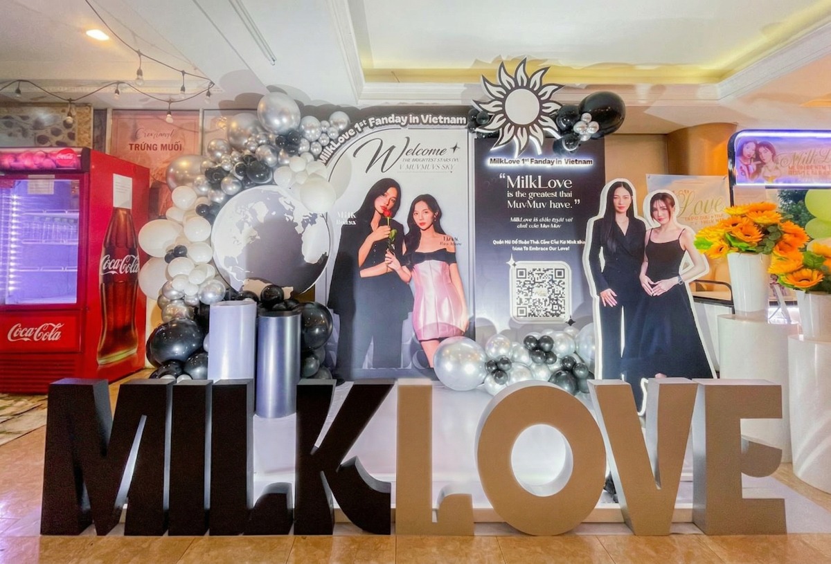 Photobooth fanmeeting Milk & Love được thiết kế với tone màu đen trắng, bộ chữ 3D Milk Love và hình chi bi 2 nhân vật