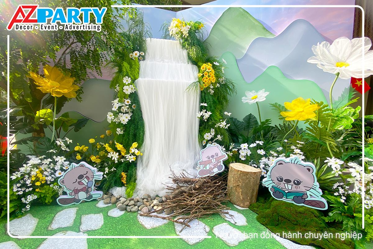 cận cảnh dòng thác nước trắng tại booth Tăng Phúc, bên cạnh là những chú Hải Ly