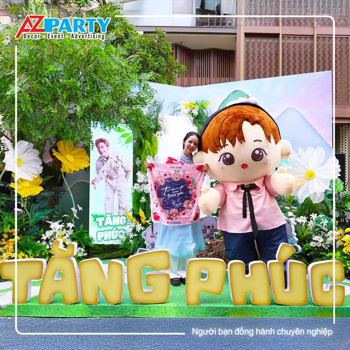Fan nữ chụp hình tại booth Tăng Phúc cùng chú Mascot