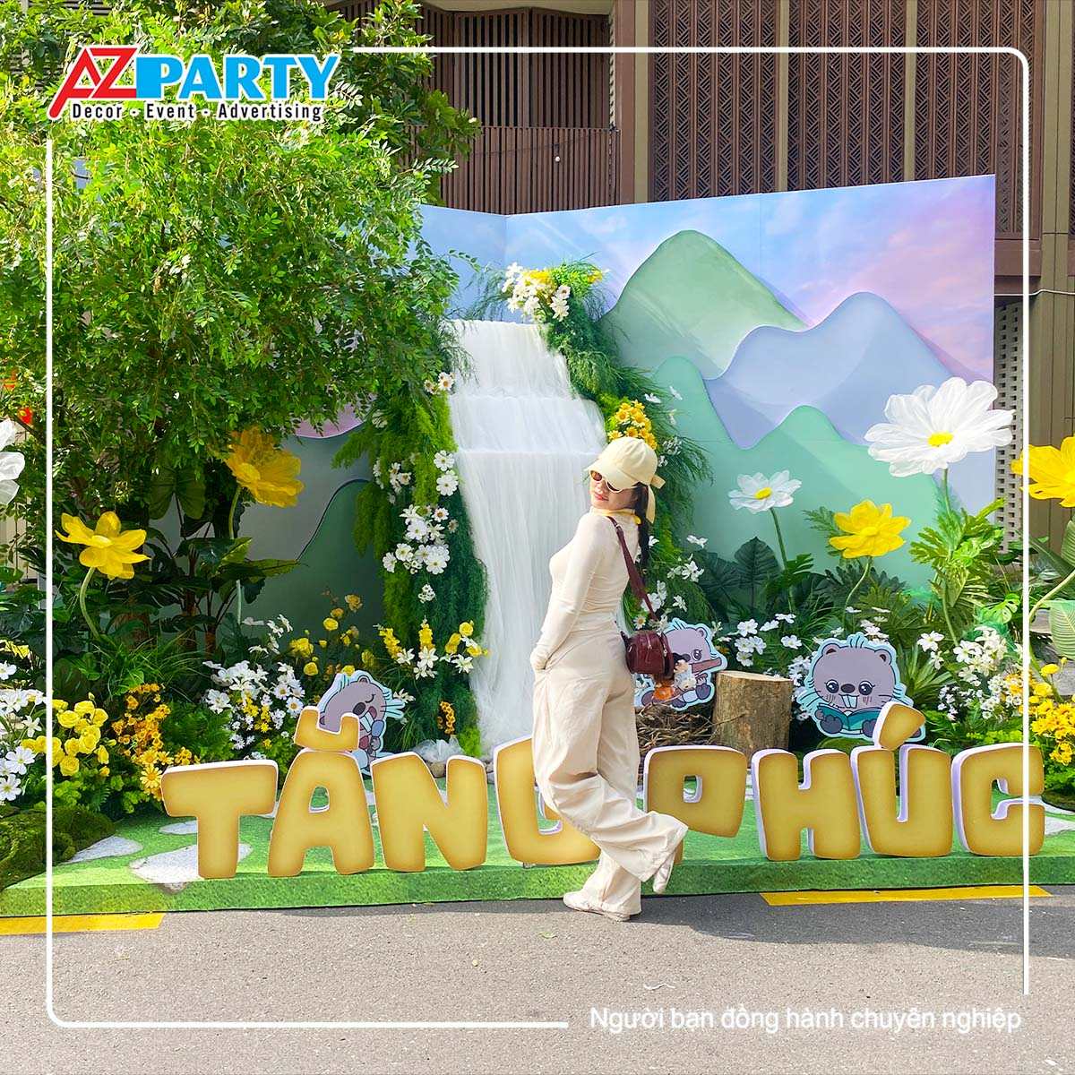 Một bạn fan nữ khác chụp hình tại booth idol Tăng Phúc