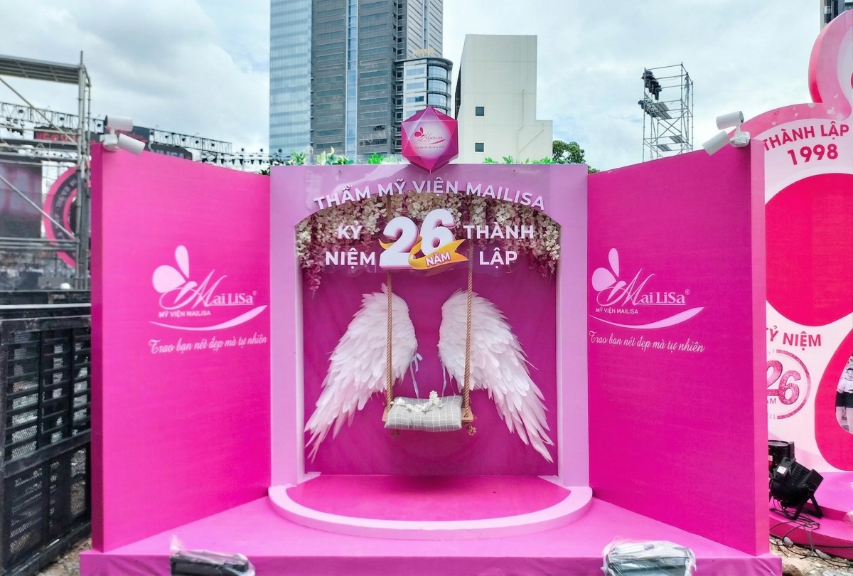 Photobooth kỷ niệm 26 năm thành lập Mailisa, tone màu tím chủ đạo, nổi bật là đôi cánh thiên thần ở giữa