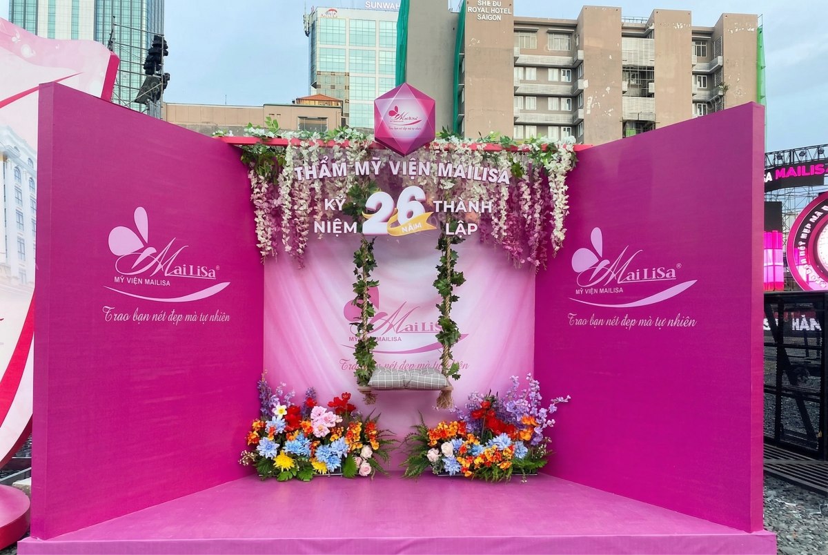 Photobooth kỷ niệm 26 năm thành lập Mailisa, ớ giữa có xích đu và hoa 