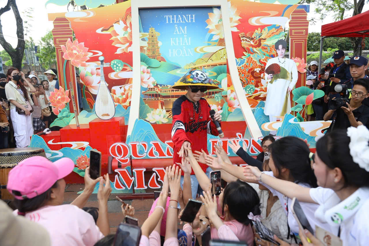 Quang Hùng MasterD giao lưu với fan tại photo booth
