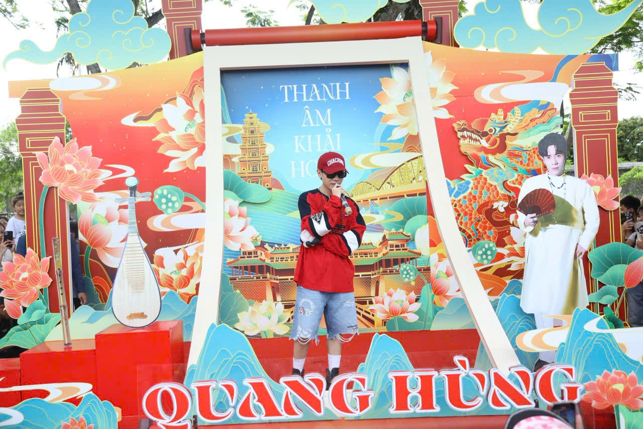 Quang Hùng đứng tại photo booth và trò chuyện với fan