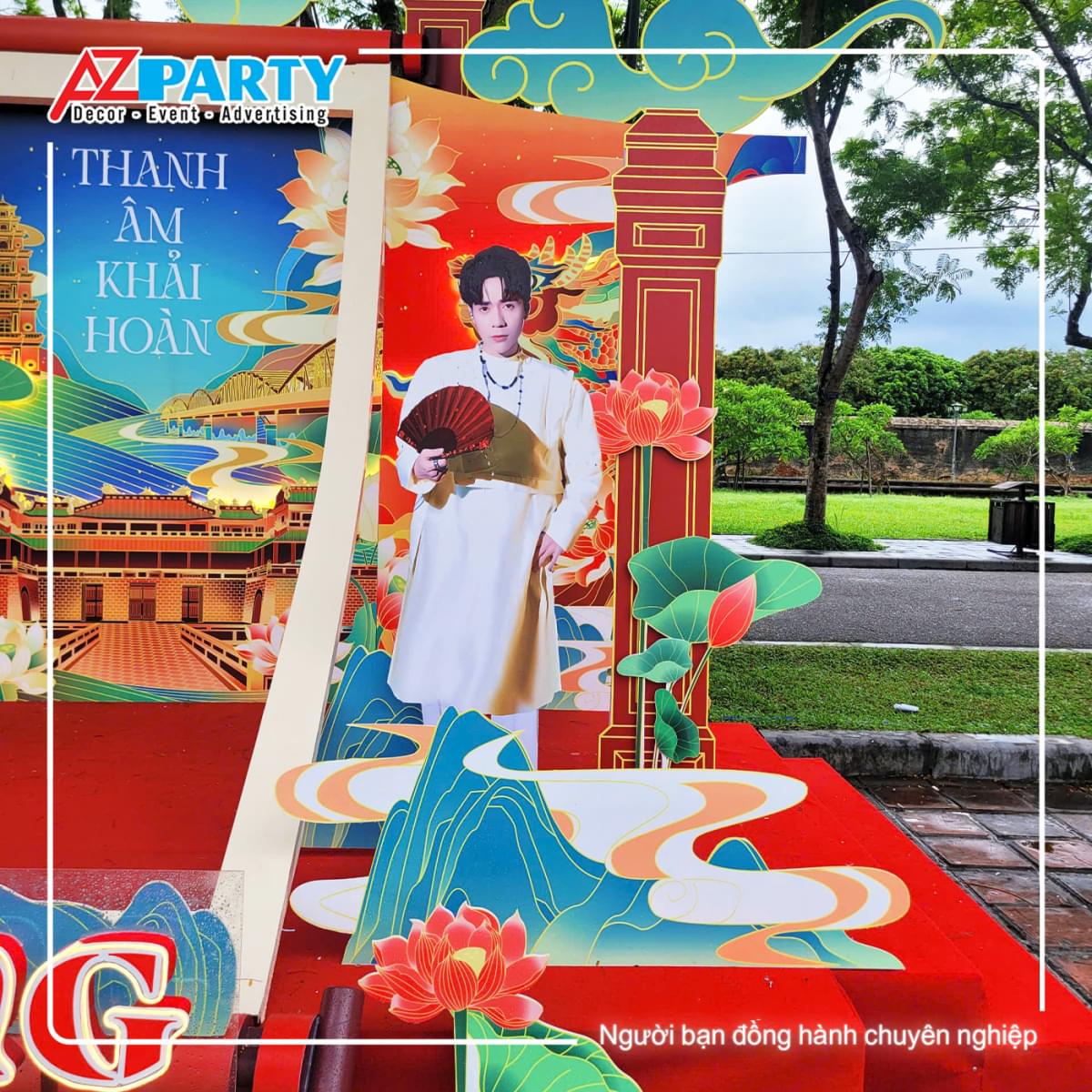 Cận cảnh standee die-cut Quang Hùng trên nền hoa sen