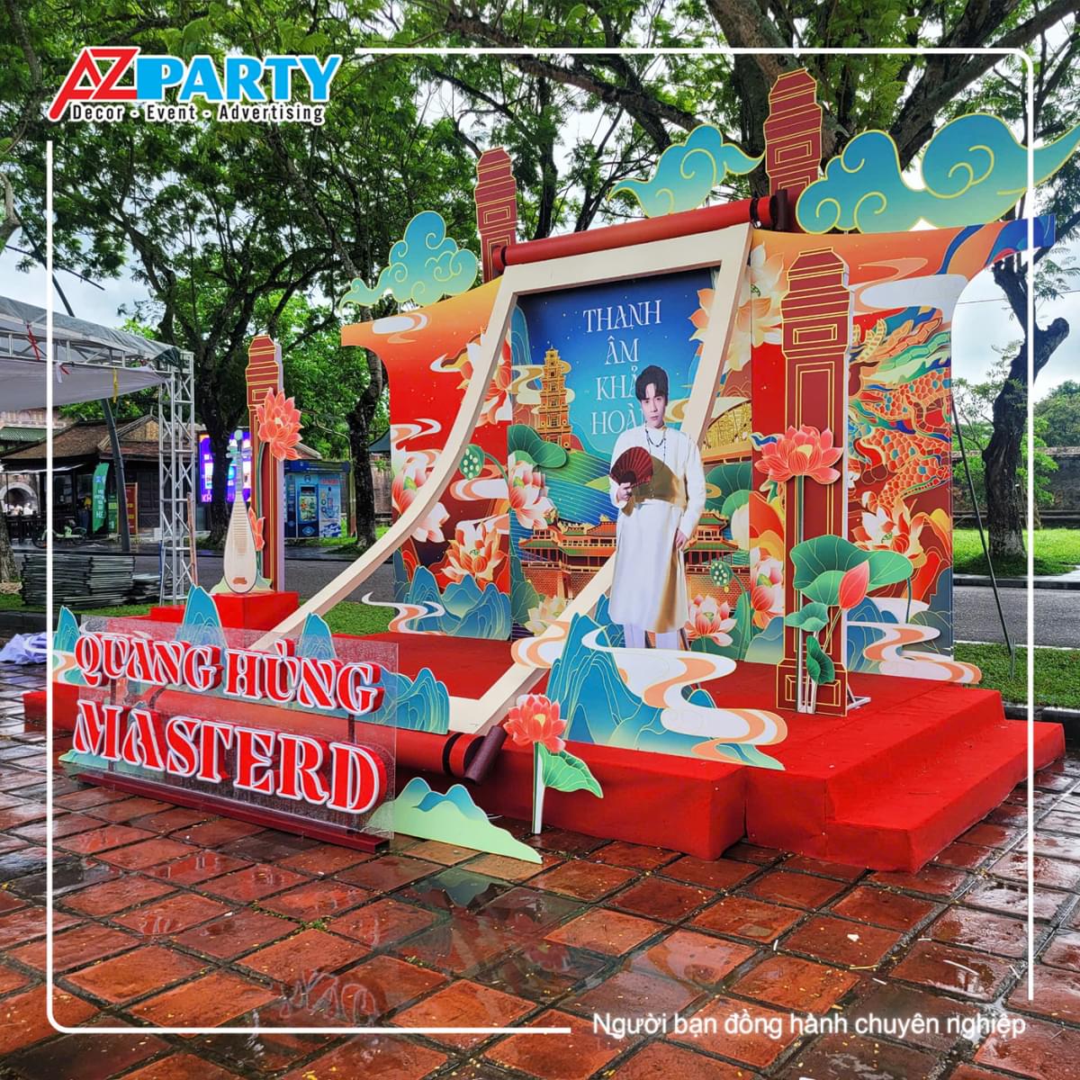 Góc chụp bên phải của Photo booth, góc này sẽ nhìn rõ hình standee die-cut của Qung Hùng