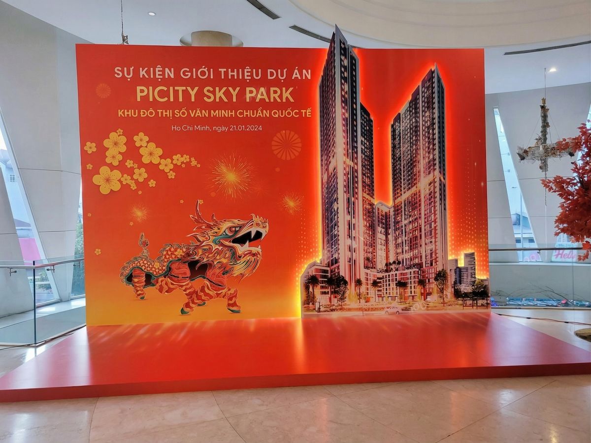 Photobooth sự kiện ra mắt dự án Picity Sky Park, booth được thiết kế theo tone đỏ khởi đầu của sự may mắn