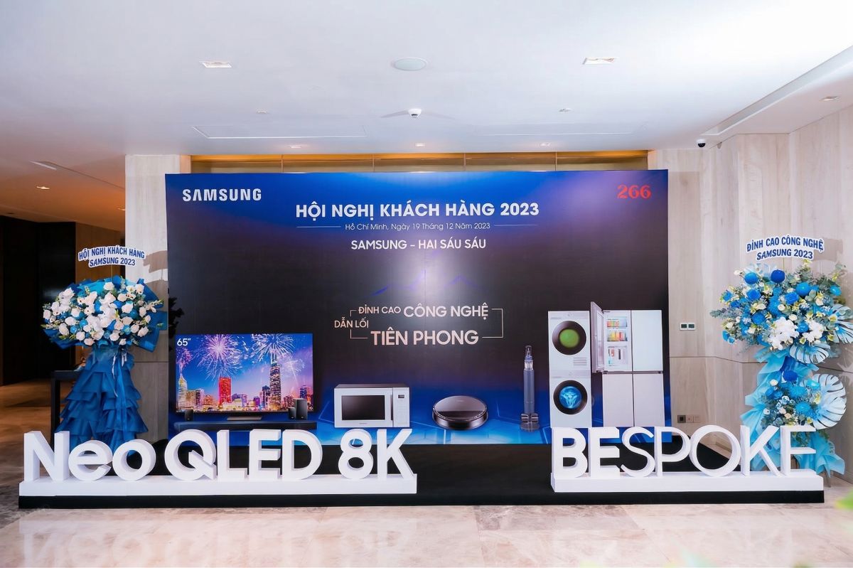 booth được thiết kế theo tone màu xanh chủ đạo cùng bộ chữ Neo QLED8k  BESPOKE ở phía trước