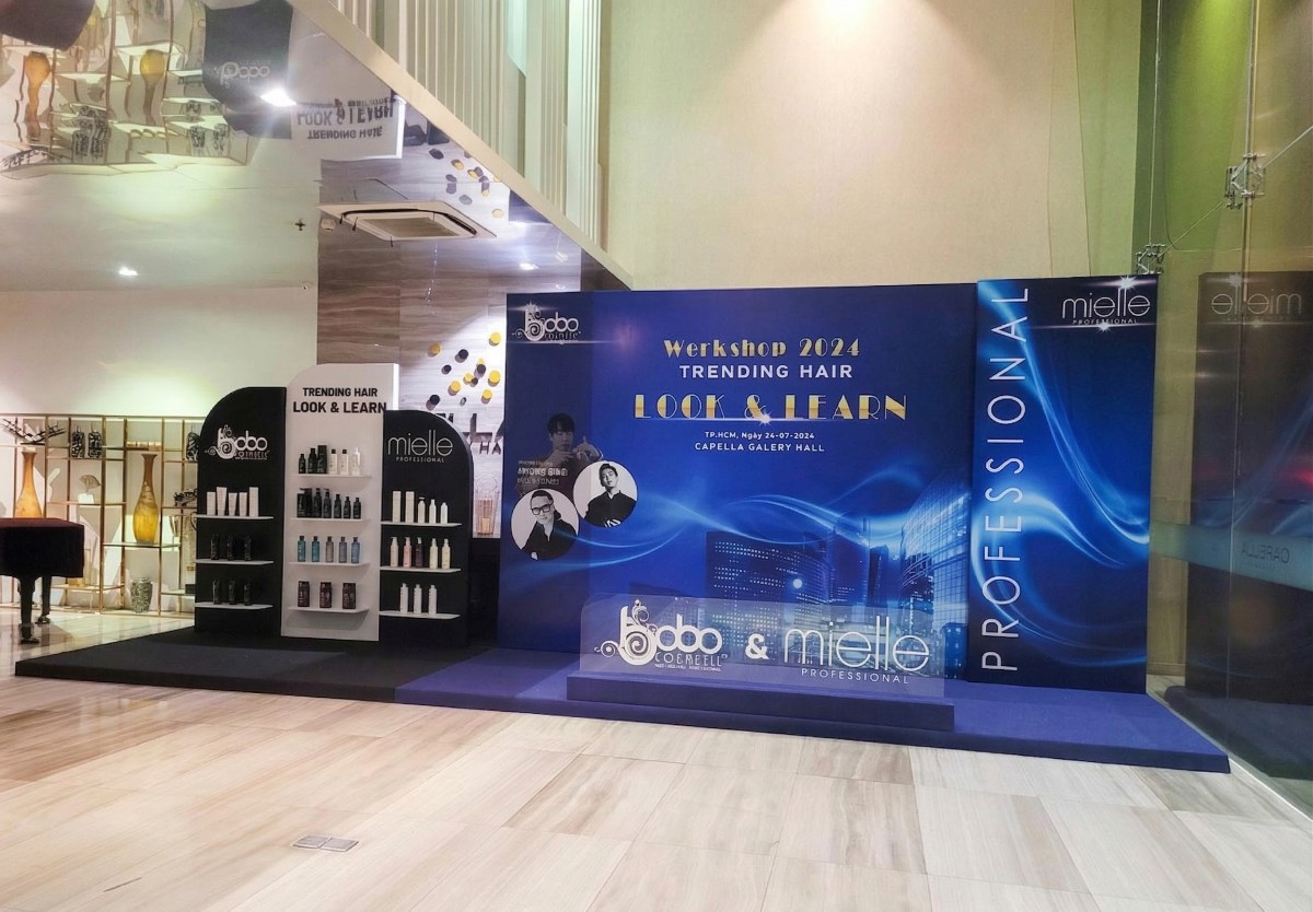 Góc chụp bên phải của photobooth Trending Hair Look & Learn