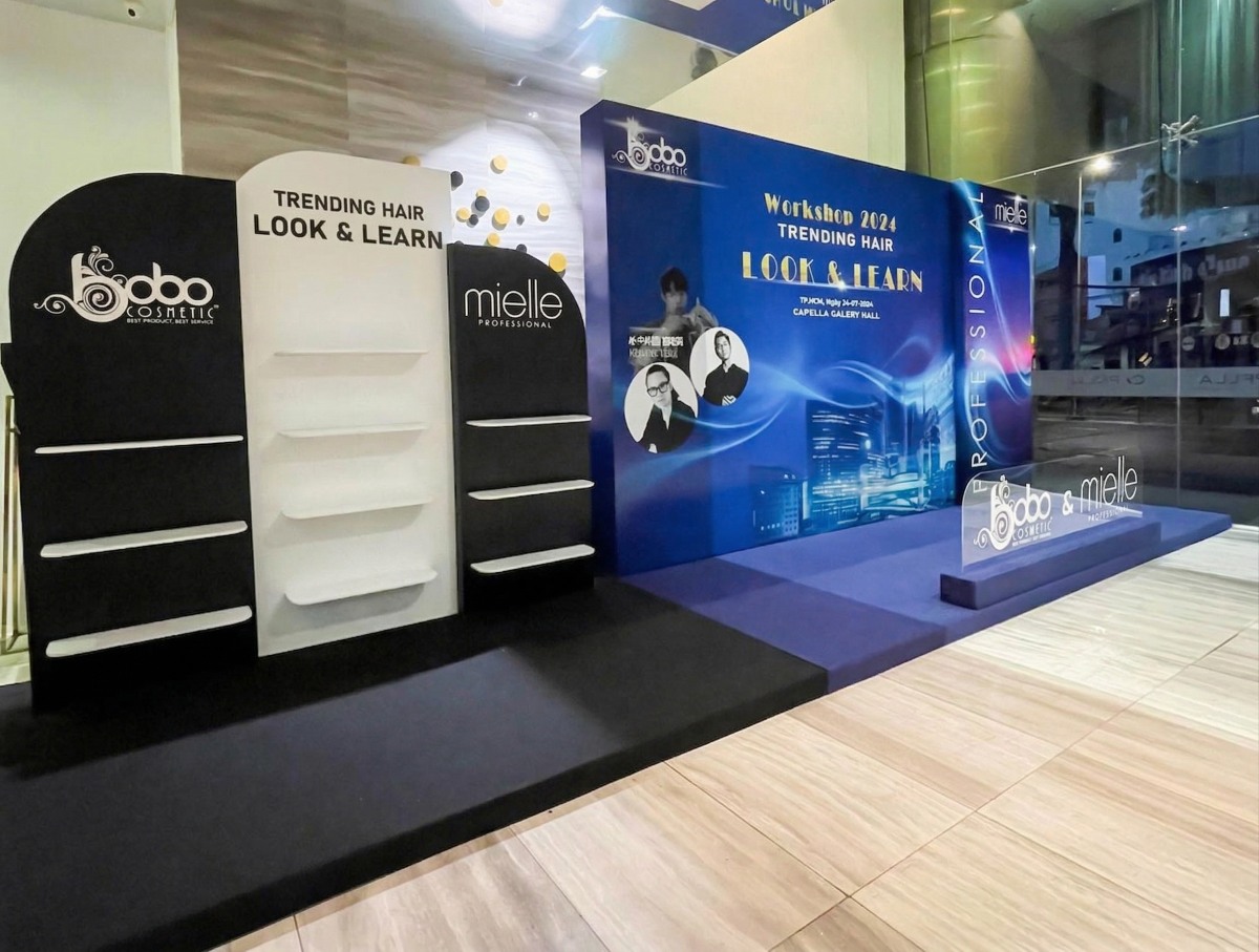 Góc chụp bên trái của photobooth Trending Hair Look & Learn