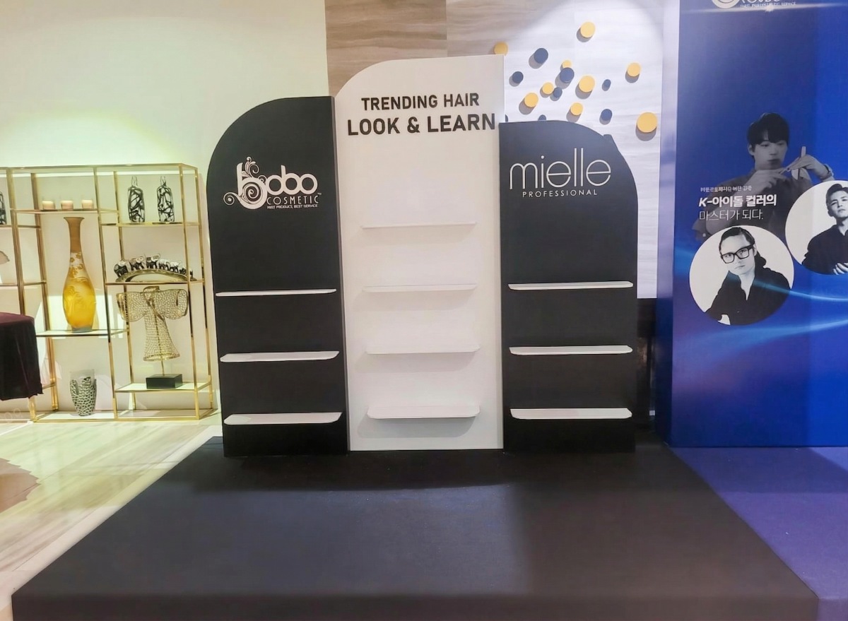 Khu vực kệ trưng bày sản phẩm tại booth Trending Hair Look & Learn