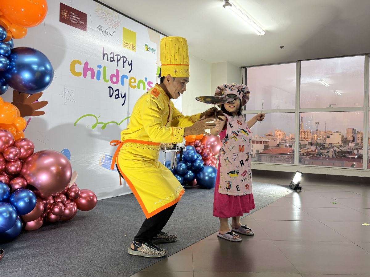 Em nhỏ hào hứng lên sân khấu tương tác cùng nghệ sĩ xiếc