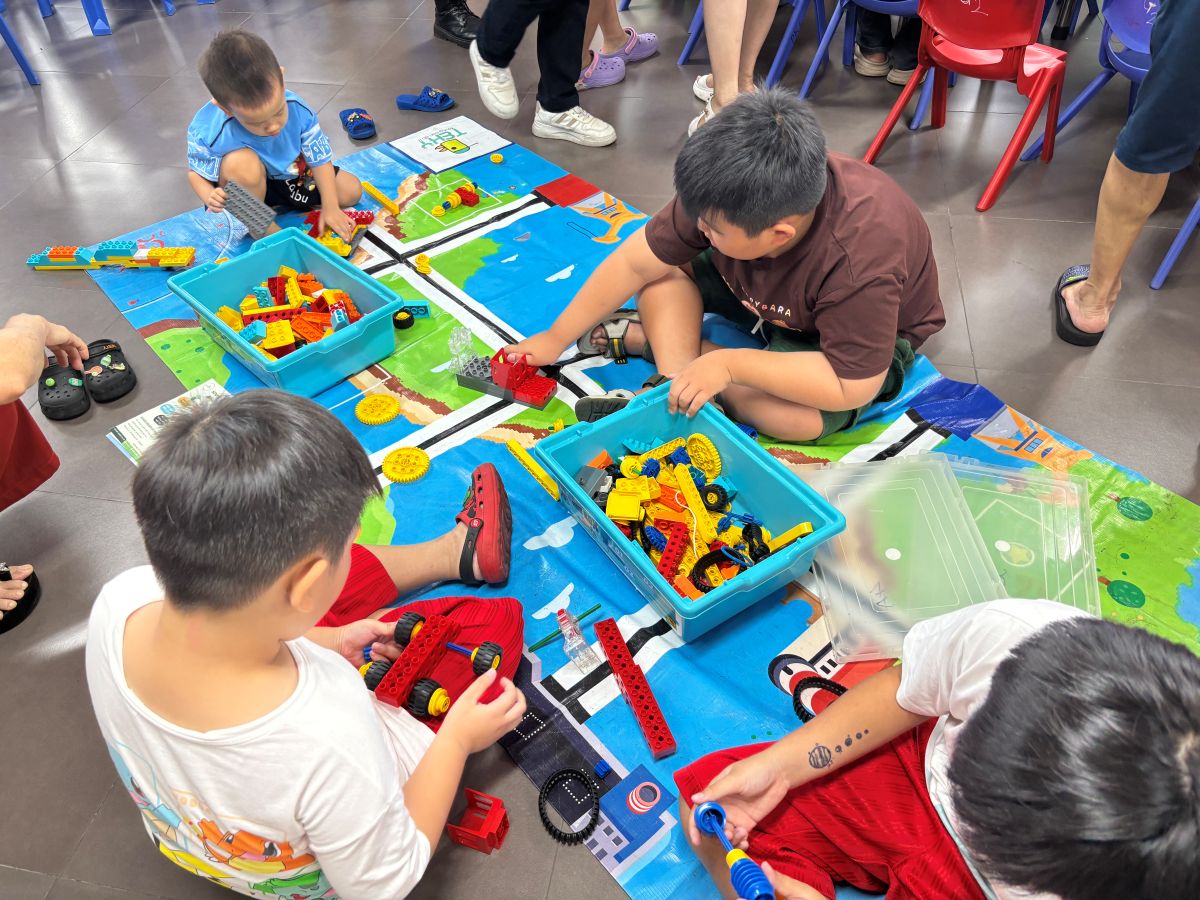 Các bé say sưa lắp ráp mô hình