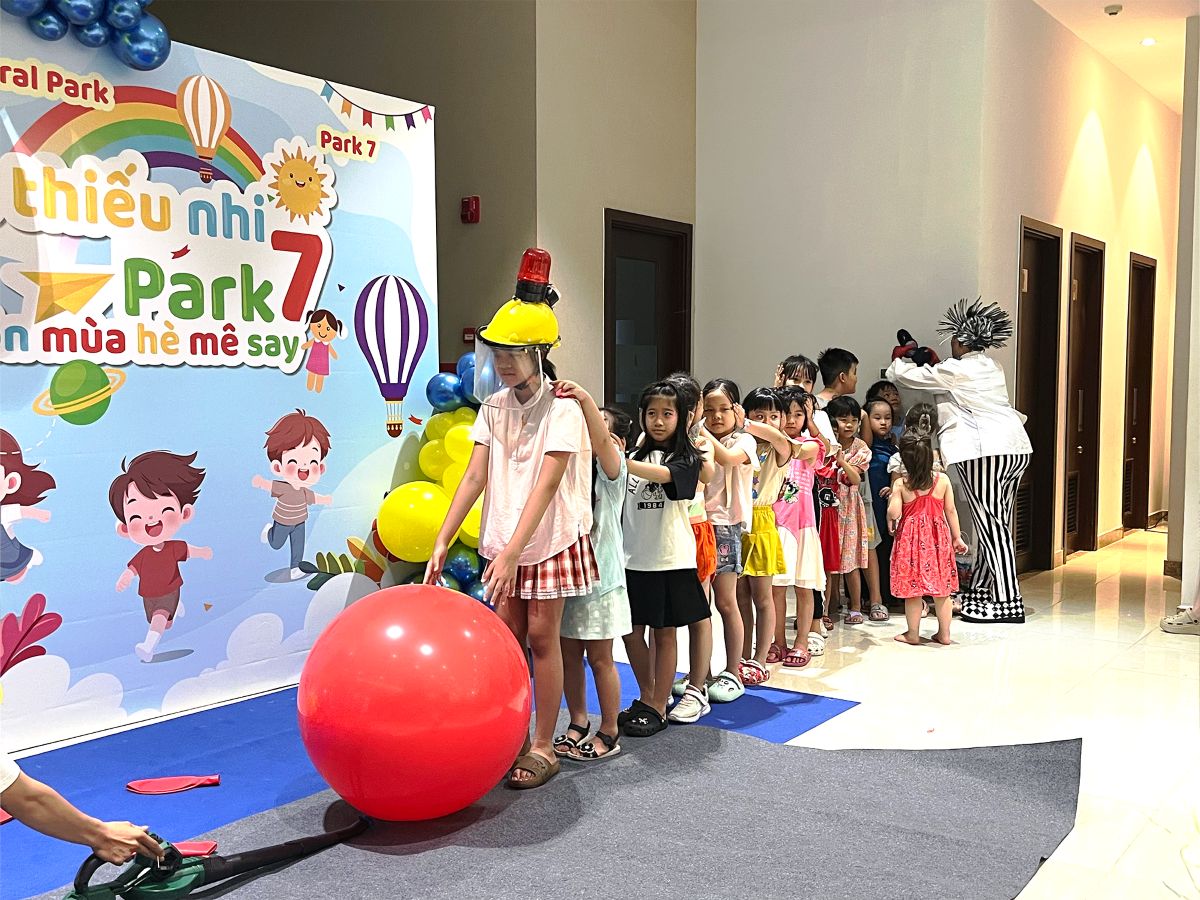 Đoàn em nhỏ nối đuôi nhau tham gia trò chơi vận động