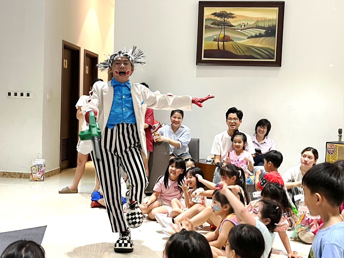 Các em ngồi quay quần ánh mắt dõi theo chú hề