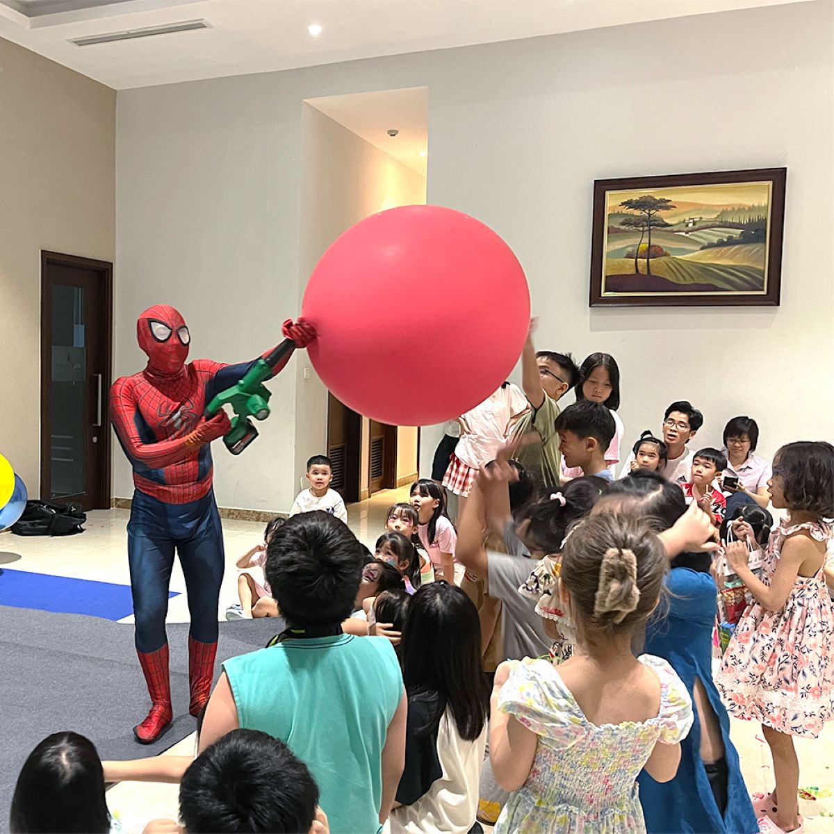 Các bé nhỏ vui chơi cùng người nhện bơm bóng hơi 