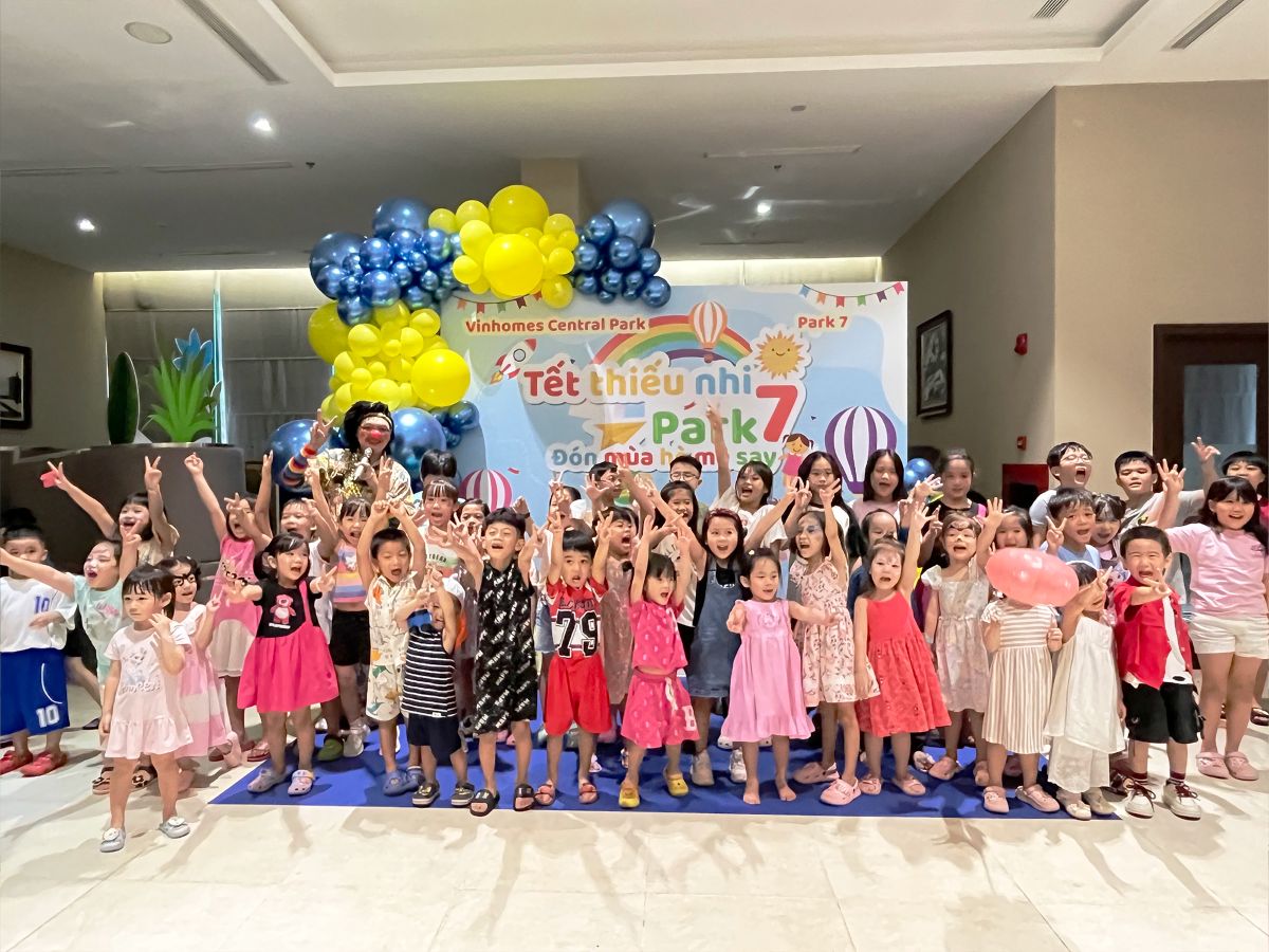 Các em nhỏ vui vẻ chụp hình checkin tại sảnh sự kiện