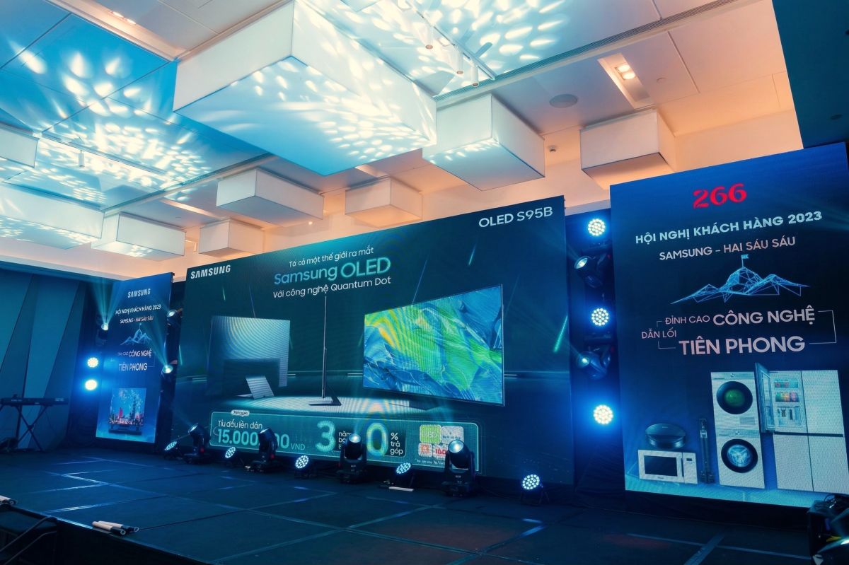 sân khấu được đặt backdrop với concept đồng nhất của sự kiện 