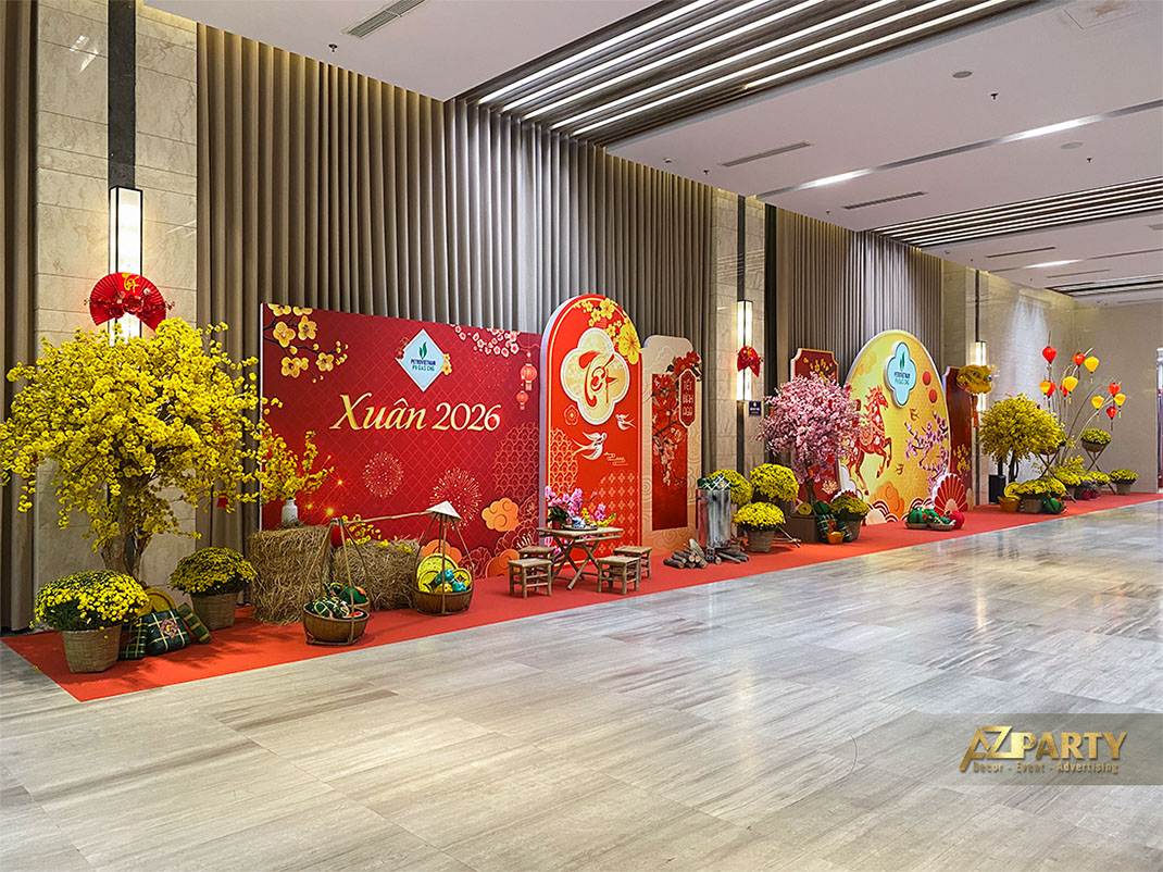 Booth check-in Tết 2026 PetroVietnam mang concept truyền thống với hoa mai, hoa đào, nồi bánh chưng