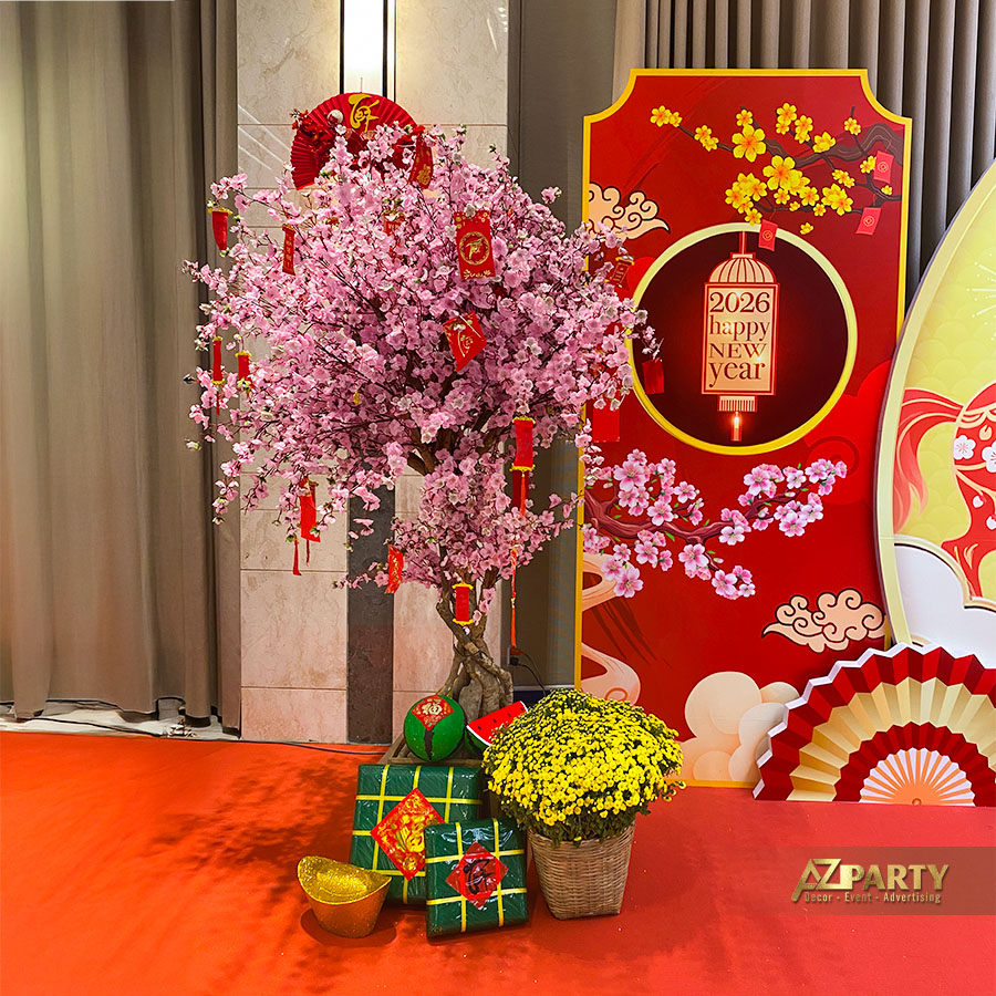 Booth checkin Tết truyền thống với cây đào rực rỡ, treo câu đối đỏ, các bánh trưng, bánh tét 