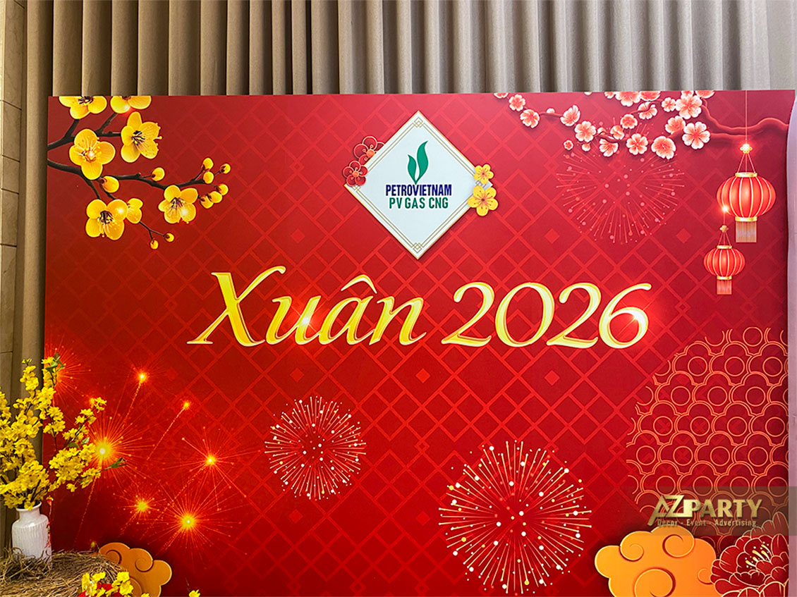 Backdrop trang trí Tết Xuân 2026 PetroVietnam với phông nền đỏ, họa tiết hoa mai và pháo hoa 
