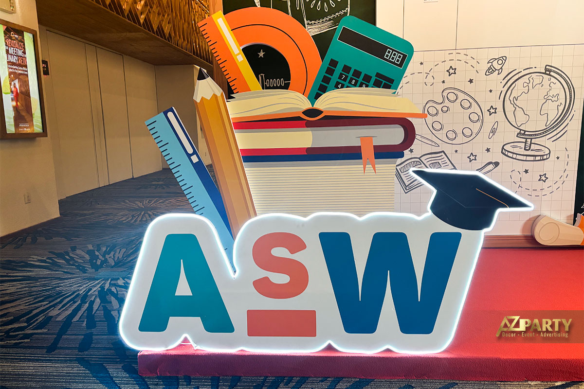 Cận cảnh chi tiết bảng chữ logo ASW, chi tiết cuốn sách, bút chì formex