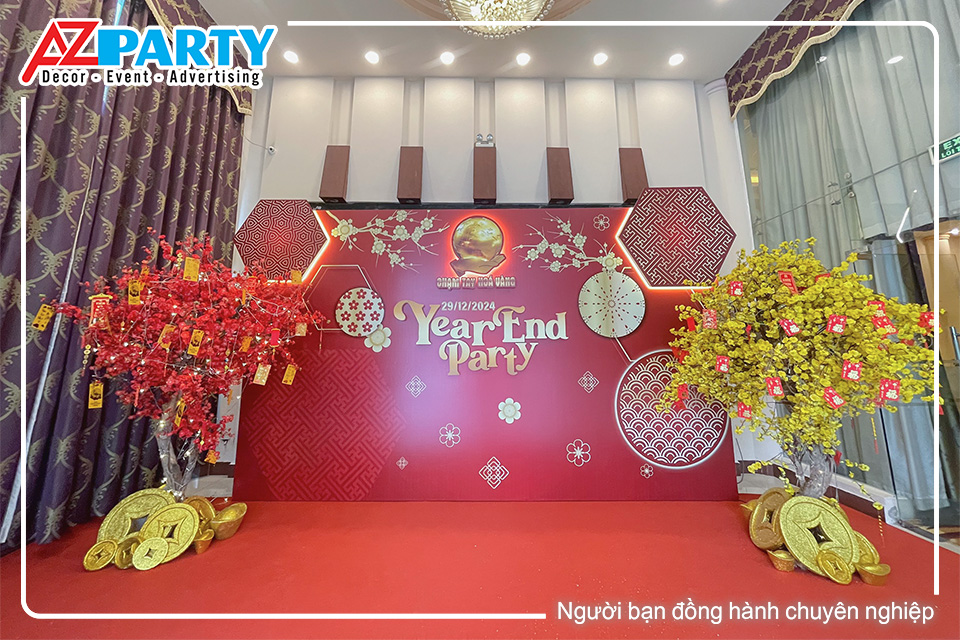 Backdrop tất niên tone đỏ rực rỡ kết hợp cây mai vàng tài lộc 