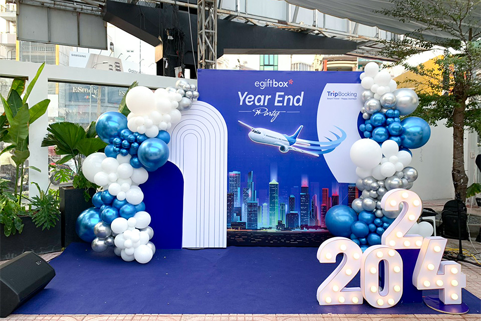 Mẫu backdrop YEP tối giản hiện đại của dành cho công ty hàng không, với màu xanh và trắng sang trọng, tối giản kết hợp cùng viền bóng và hoạ tiết máy bay sinh động'