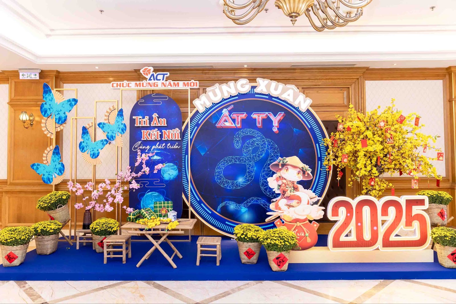 Mẫu YEP kết hợp tiểu cảnh Tết ấn tượng 