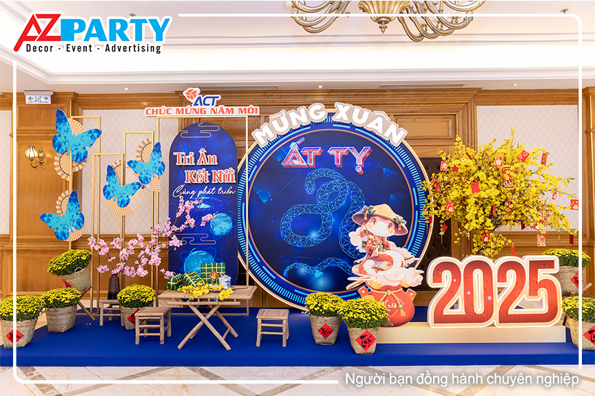 Backdrop YEP (tiệc tất niên) màu xanh sang trọng kết hợp tiểu cảnh tiểu Tết mùa vàng rực rỡ 