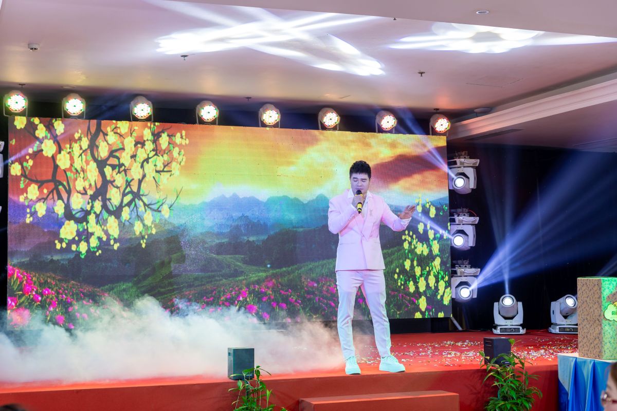 nam ca sĩ trình diễn trên sân khấu