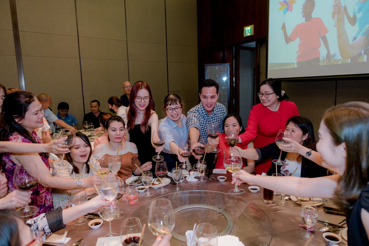 các nhân viên nữ nâng ly chúc mừng