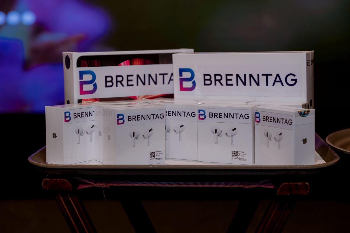 quà tặng airpod và ipad của brenntag cho nhân viên