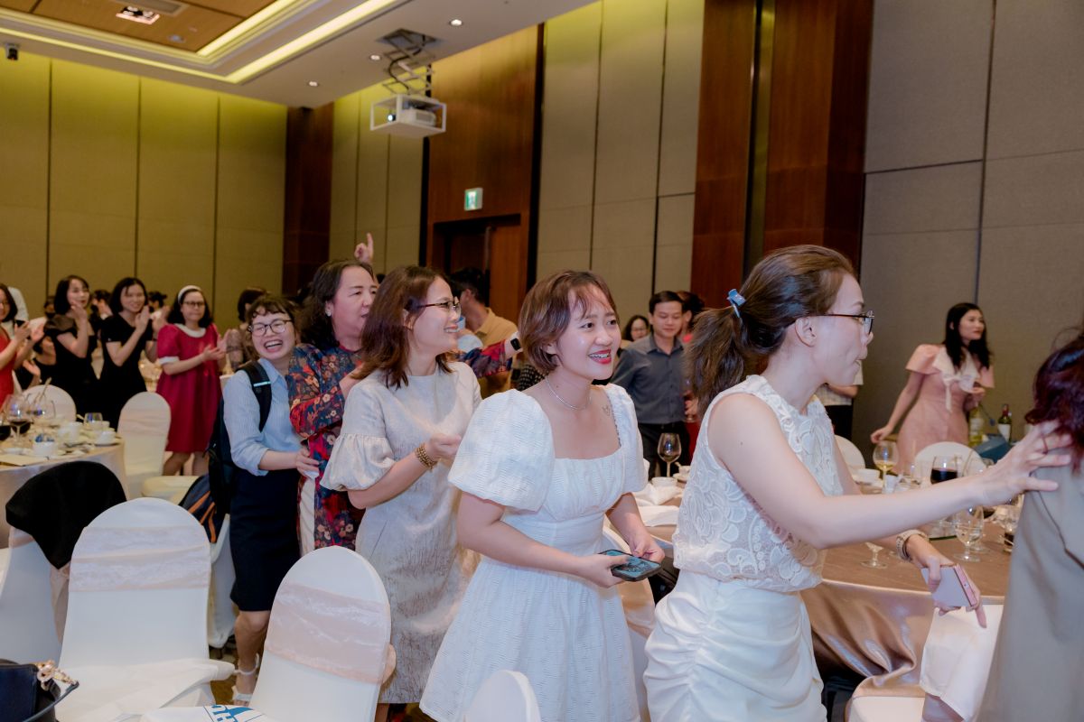 nhân viên hào hứng tham đứng lên, nối đuôi nhau tham gia vào các hoạt động trong đêm tiệc tất niên