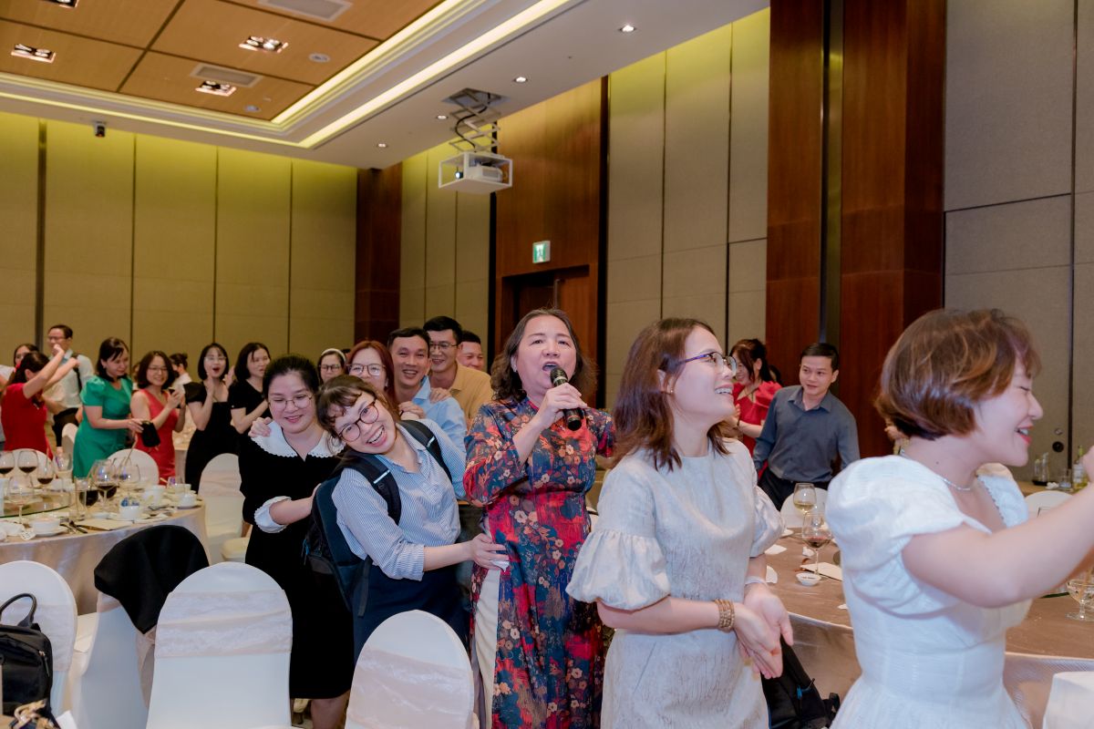 mọi người cùng háo hứng và vui mừng nối đuôi nhau