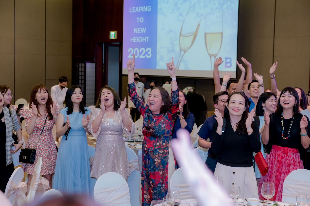 nhóm nhân viên nữ hào hứng vỗ tay tham gia vào đêm tiệc tất niên của Brenntag