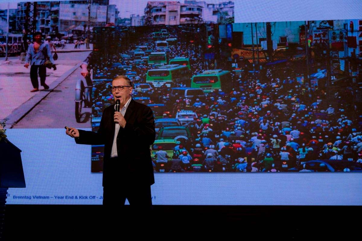 Đại diện ban lãnh đạo diễn thuyết trên sân khấu