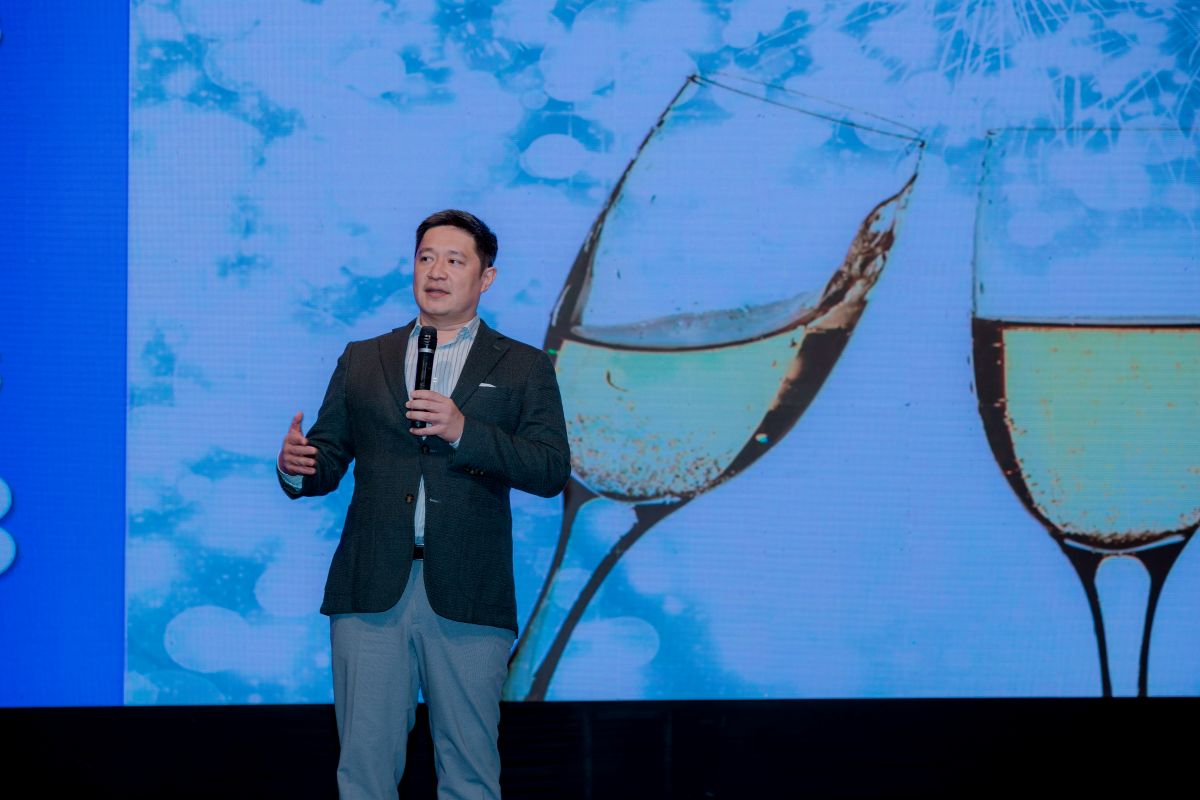 1 đại diện khác diễn thuyết trên sân khấu