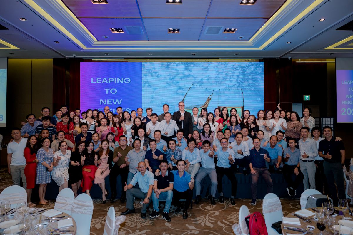Toàn bộ nhân viên và ban lãnh đạo checkin trên sân khấu với tinh thần hào hứng và phấn khởi