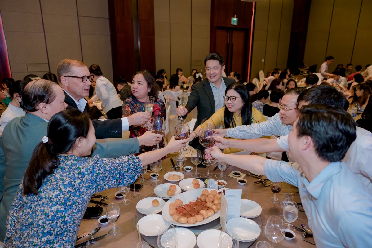 Nhân viên cụng ly chúc mừng tại bàn tiệc