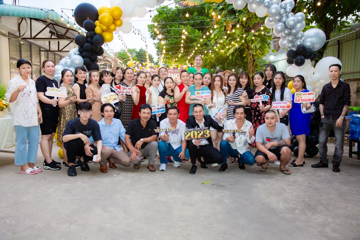 Nhân viên Phi Lâm chụp hình kỷ niệm tại cổng bóng