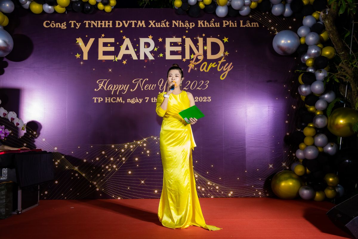 Mc mặc bộ váy vàng khai mạc buổi tiệc tất niên trên sân khấu