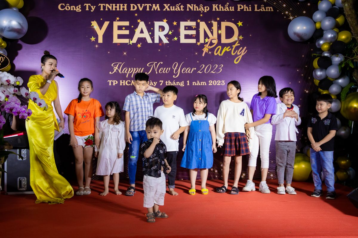 Các em nhỏ tham gia vào trò chơi trên sân khấu trong buổi tiệc