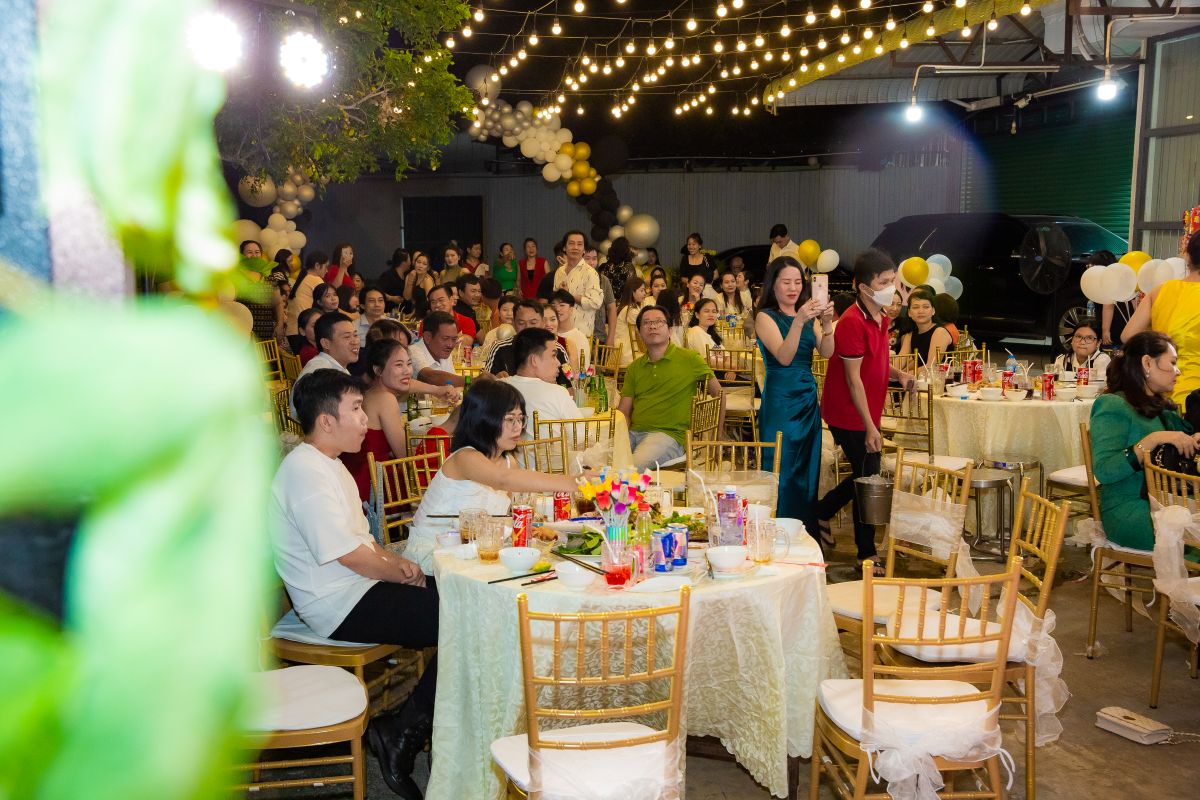 nhân viên hào hứng với các hoạt động trong đêm tiệc